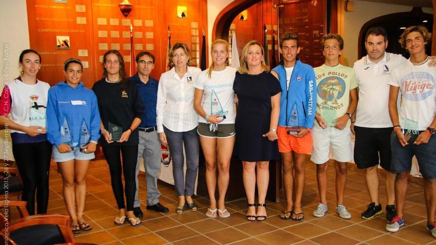 Los ganadores tras recoger sus trofeos