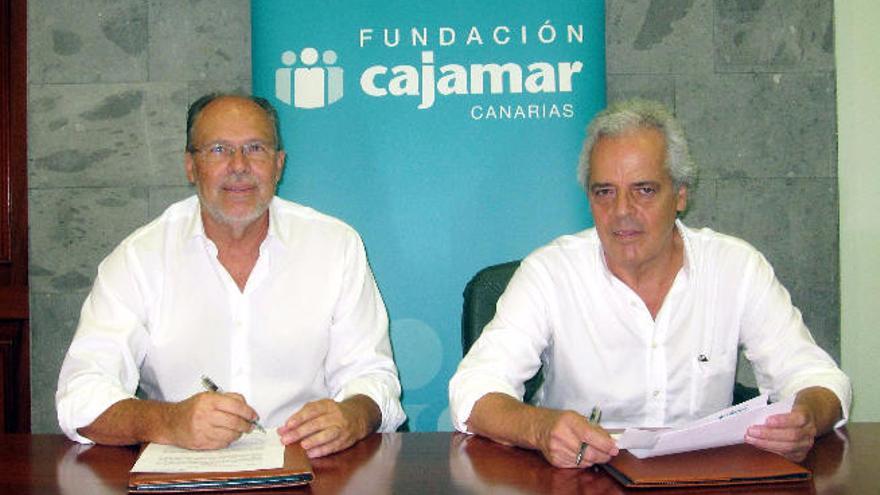 Juan Salvador Cerdeña (izquierda) y Andrés Santana, en la firma.