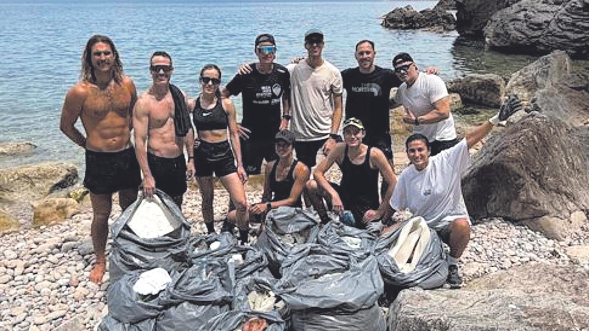Escalar con 80 kilos de plástico de Cala d’en Sardina