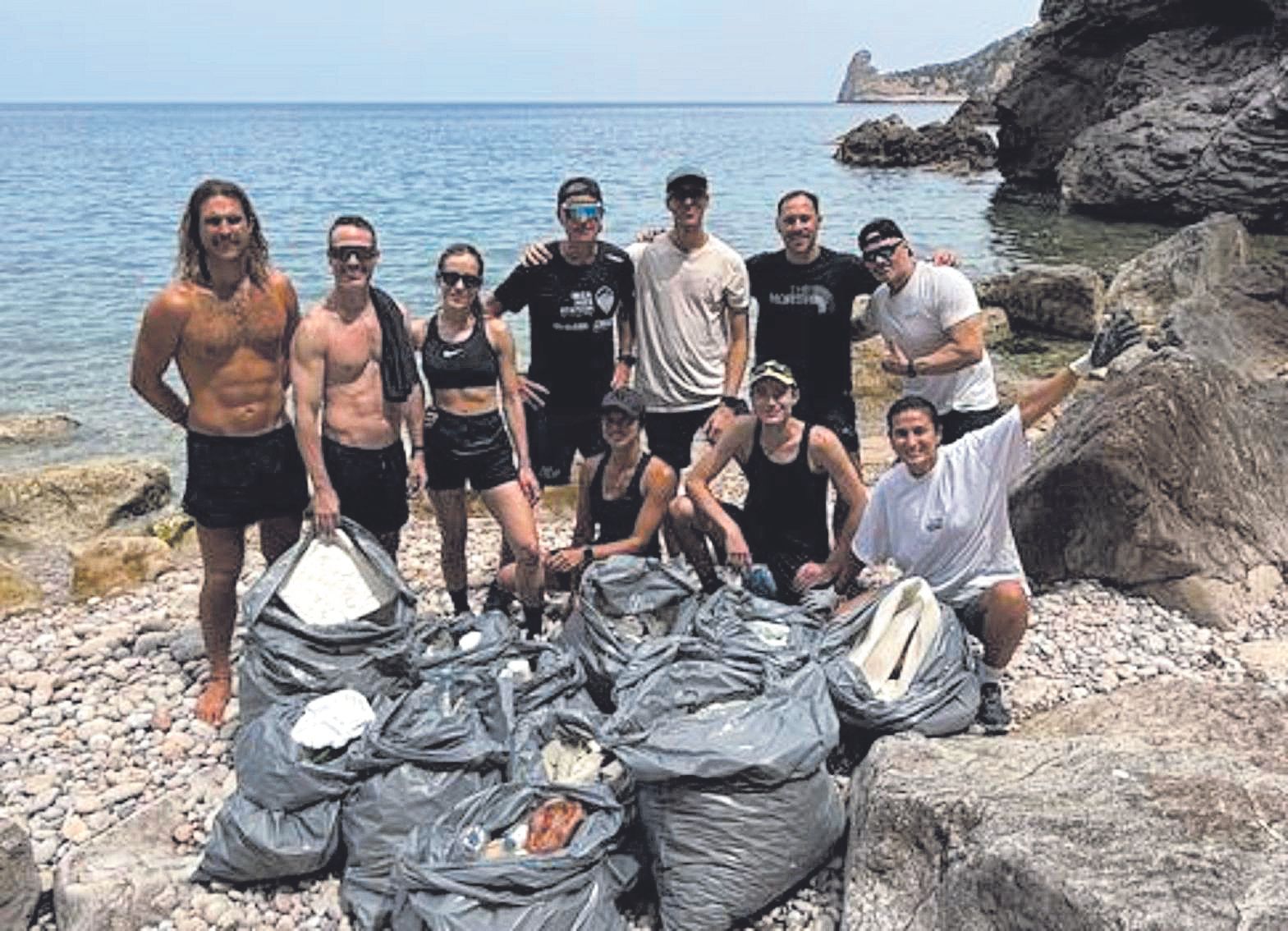 Escalar con 80 kilos de plástico de Cala d’en Sardina