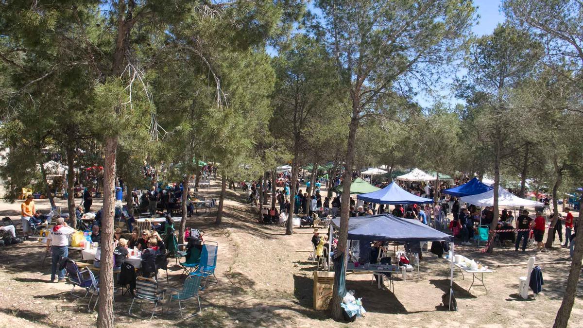 El entorno de la Séquia Mare se convierte de nuevo en el punto para reunir a los peñistas en el Día de la Mona.