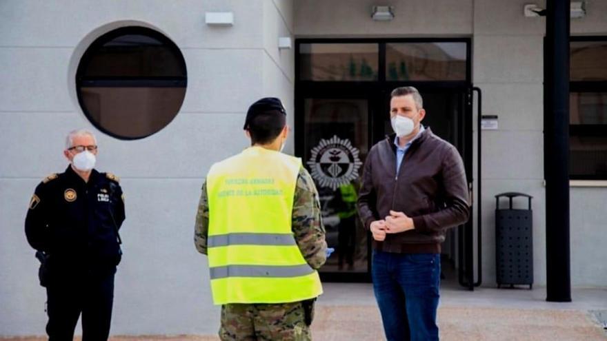 El alcalde de Cullera, Jordi Mayor, saluda a los militares.