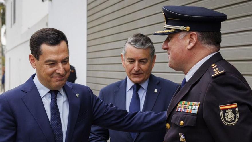 Moreno saluda al jefe de la Policía Adscrita, Antonio Burgos, en presencia de Antonio Sanz.