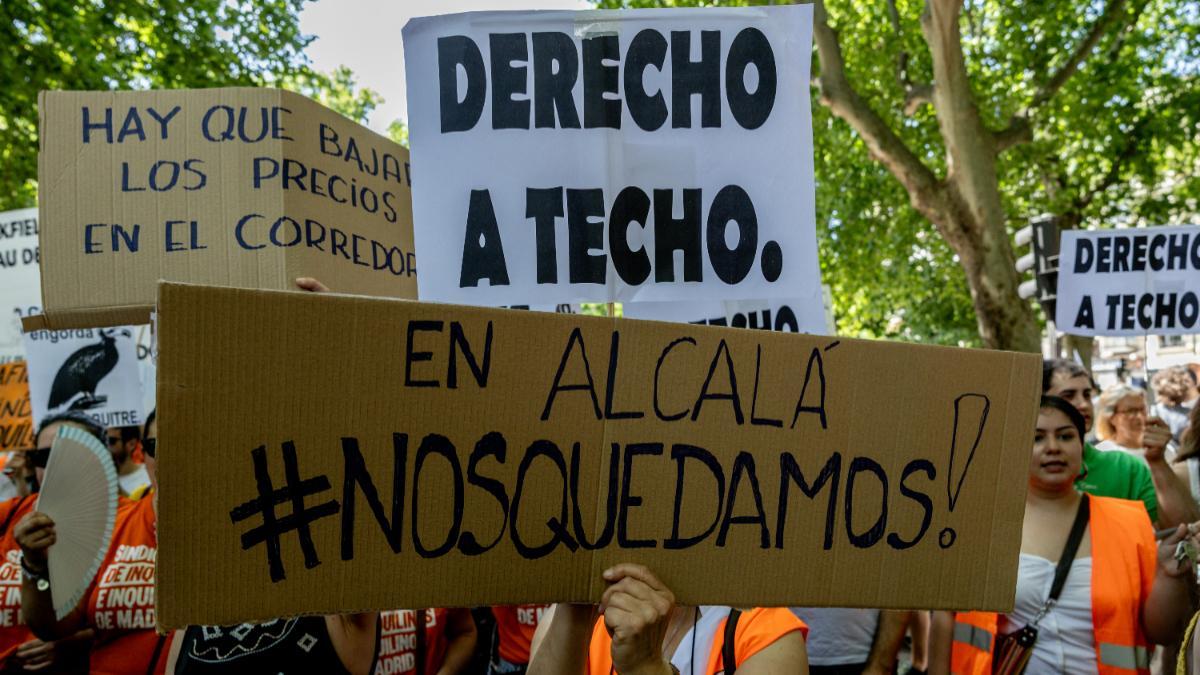Manifestantes portan pancartas con lemas 'Derecho a techo', 'En Alcalá nos quedamos' y 'Hay que bajar los precios en el Corredor' durante una manifestación en defensa del derecho al acceso a la vivienda, a 24 de mayo de 2026, Madrid (España). La movilización, convocada por el Sindicato de Inquilinas e Inquilinos de Madrid y distintos colectivos de vivienda bajo el lema ’La vivienda nos cuesta la vida. Bajemos los precios’ pretende denunciar el encarecimiento del alquiler, la dificultad para comprar casa y el impacto que estos precios tienen en la vida cotidiana de miles de vecinos.