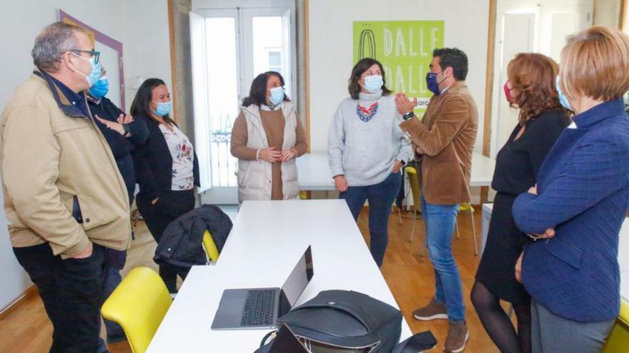 El delegado de la Xunta, en el local de “Dalle que dalle”. | // IÑAKI ABELLA