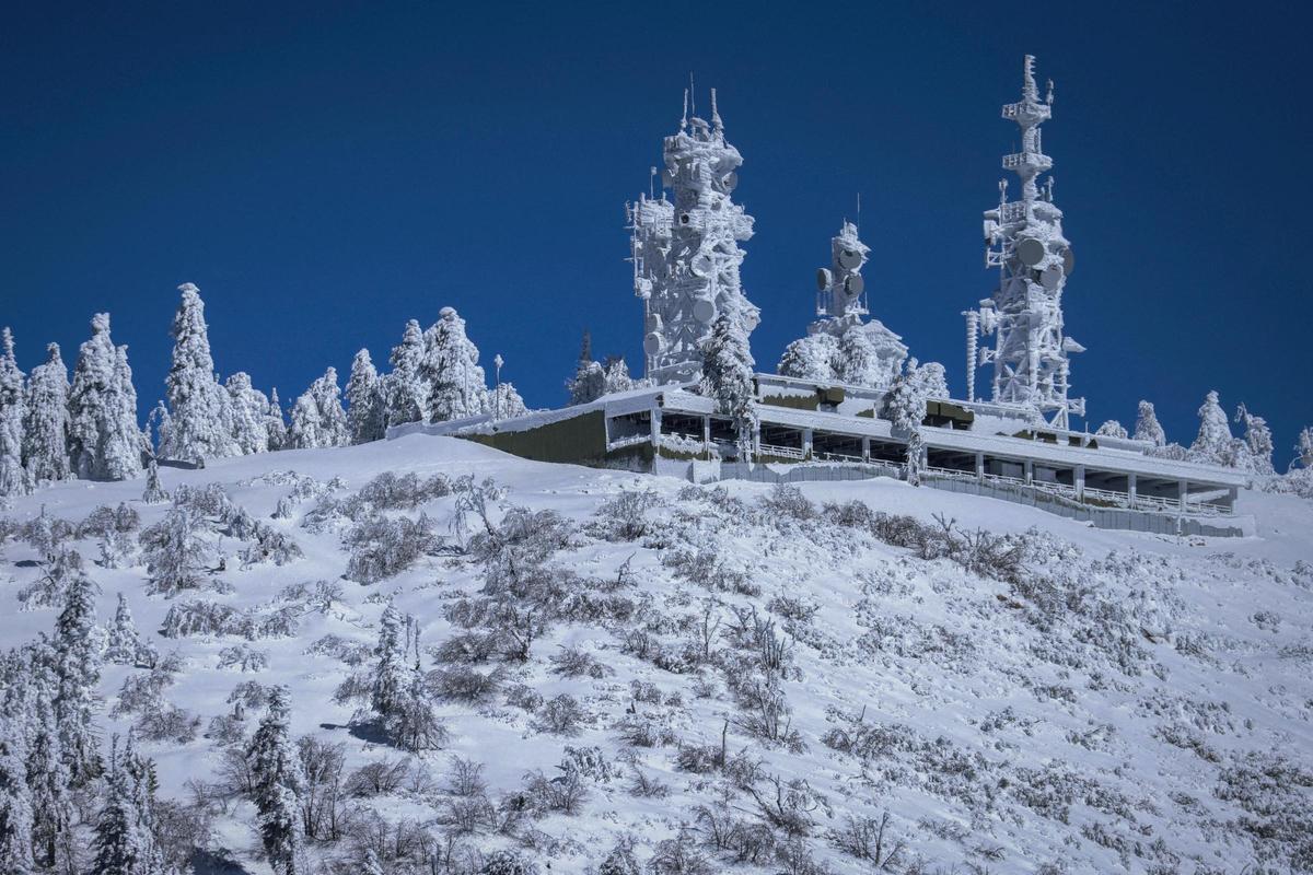 El hielo cubre las torres de comunicación mientras cantidades masivas de nieve atrapan a los residentes de los pueblos de montaña en el condado de San Bernadino, Crestline, California, EE. UU., 2 de marzo de 2023.