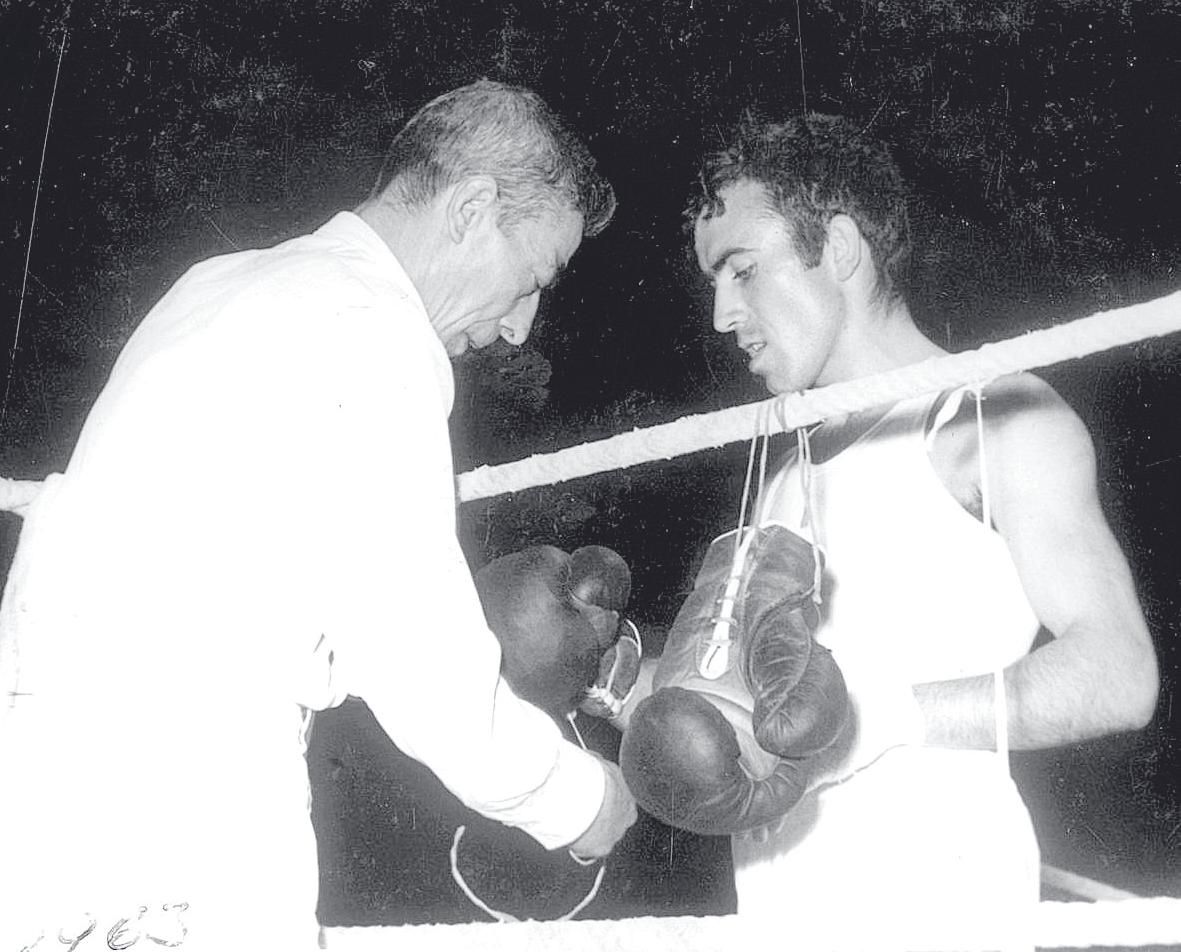 Francisco Amoedo atendido en su rincón por Angel Bamio año 1963.