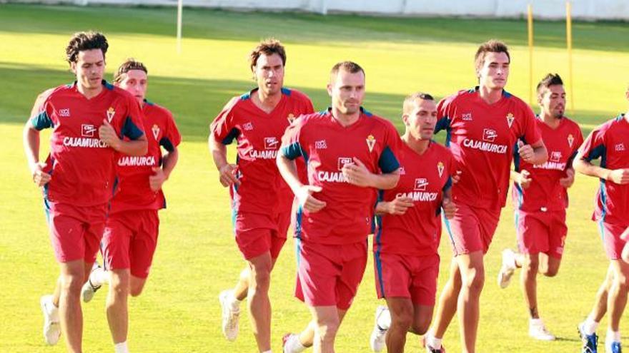 Un grupo de jugadores del Real Murcia durante uno de los entrenamientos de la pretemporada