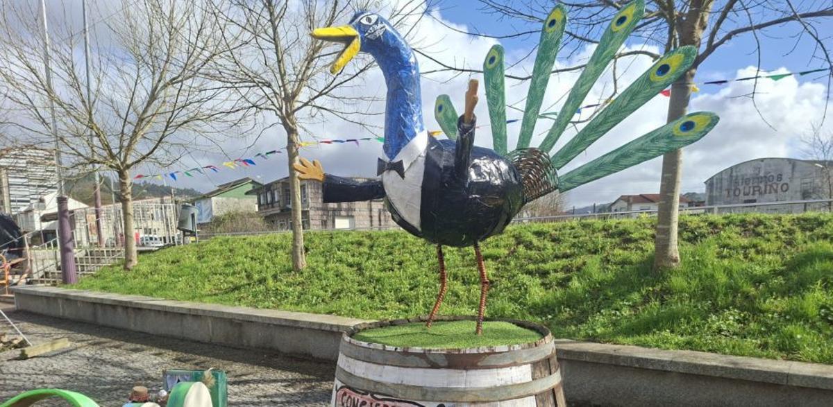 Siete «espantallos» compiten en el cuarto concurso de los vecinos de Dena