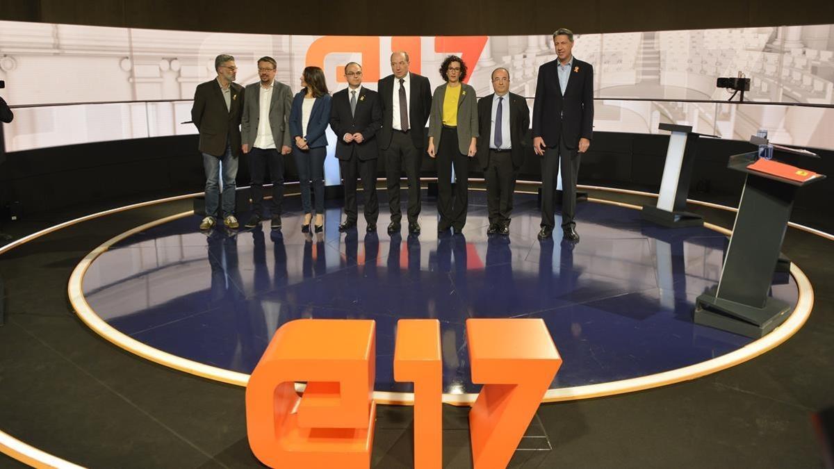 Los candidatos a 'president' de la Generalitat Carles Riera, Xavier Garcia Albiol, Xavier Domènech, Miquel Iceta, Inés Arrimadas, Marta Rovira y Jordi Turull posan antes del debate de TV-3.