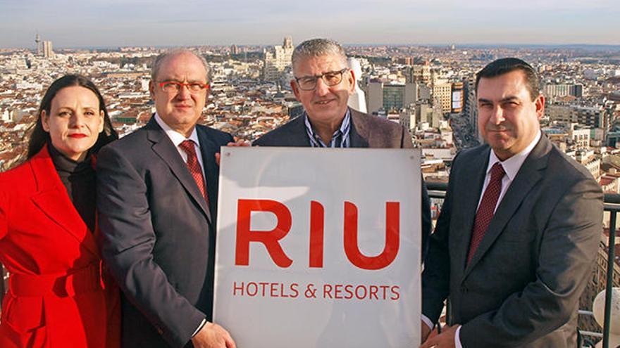 Laura Malone, Senén Fornos, Pepe Moreno y Carlos Guindos, de la dirección de Riu, ayer con la nueva imagen corporativa.