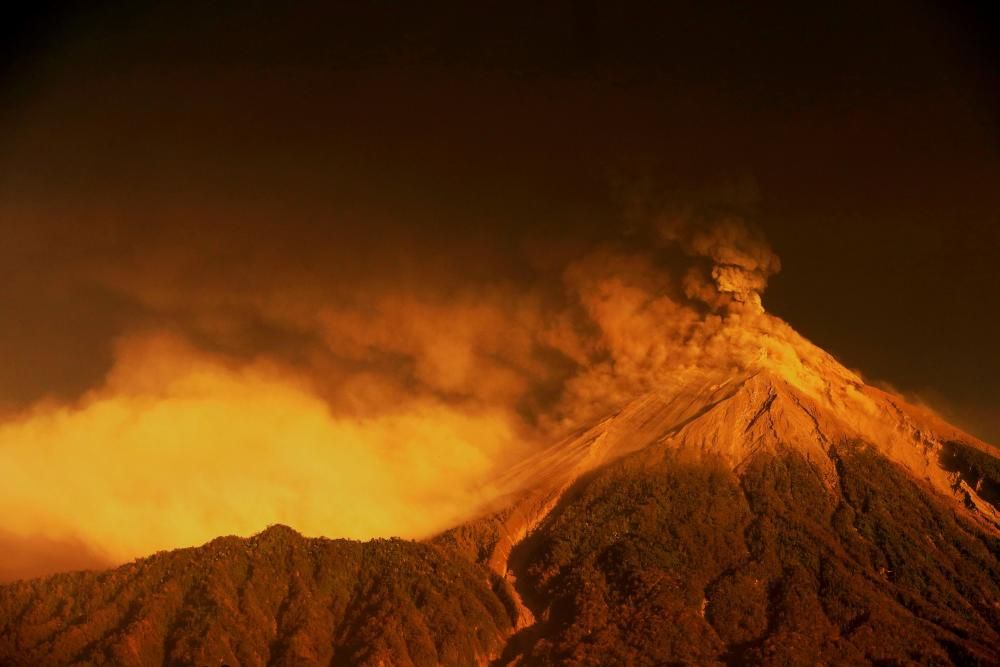 Miles de personas evacuadas por fuerte erupción ...