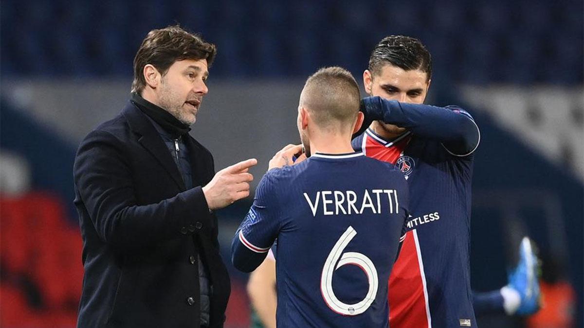 Mauricio Pochettino habla con Verratti e Icardi durante el PSG-Barça