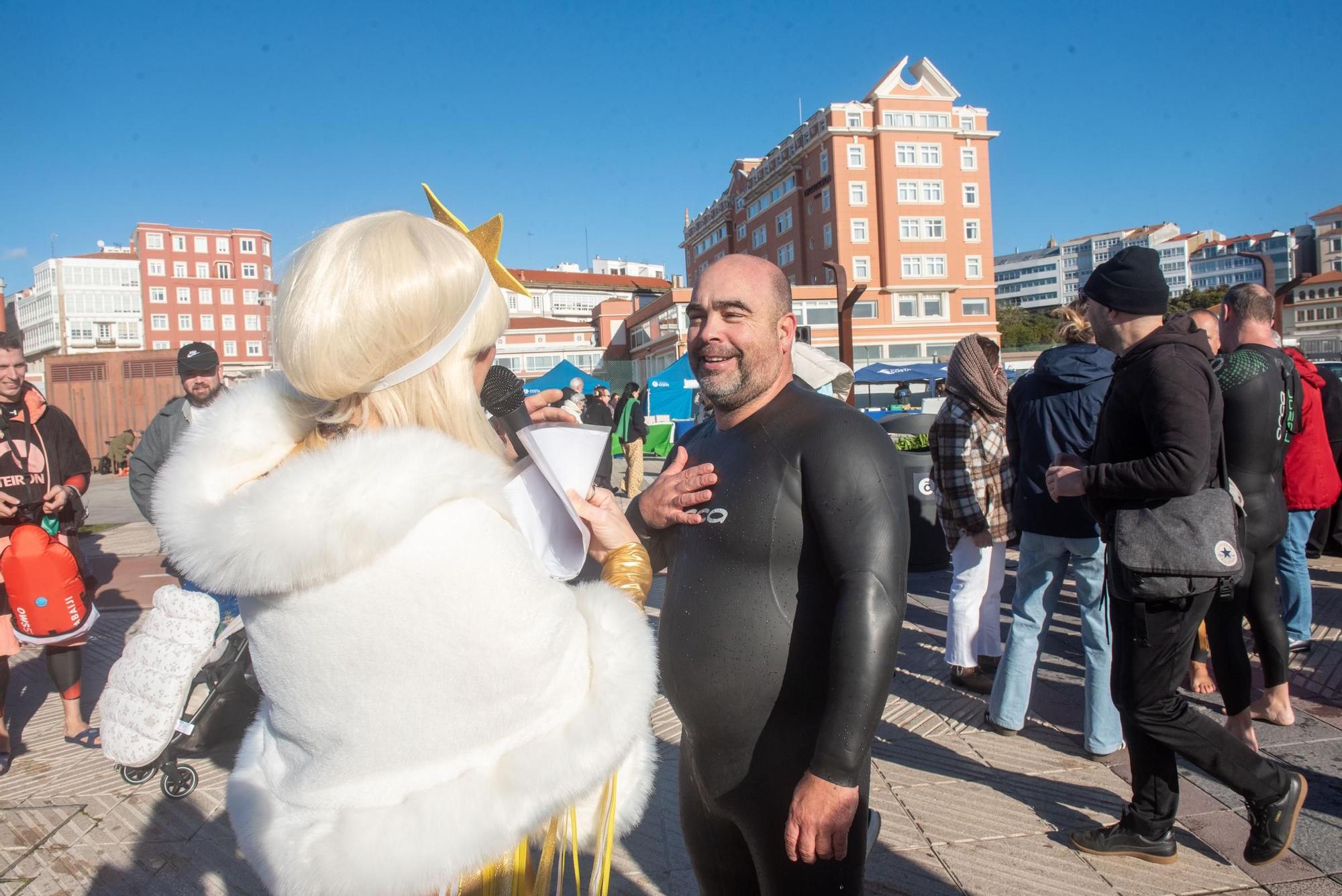 A Coruña desafía al frío y al mar para visibilizar la ELA