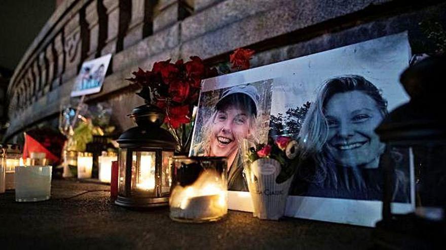 Flors i espelmes en record de les dues turistes assassinades fa uns dies al Marroc.
