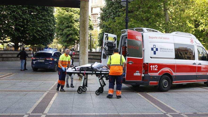 Susto en Gijón: atienden a mujer inconsciente en el paseo de Begoña