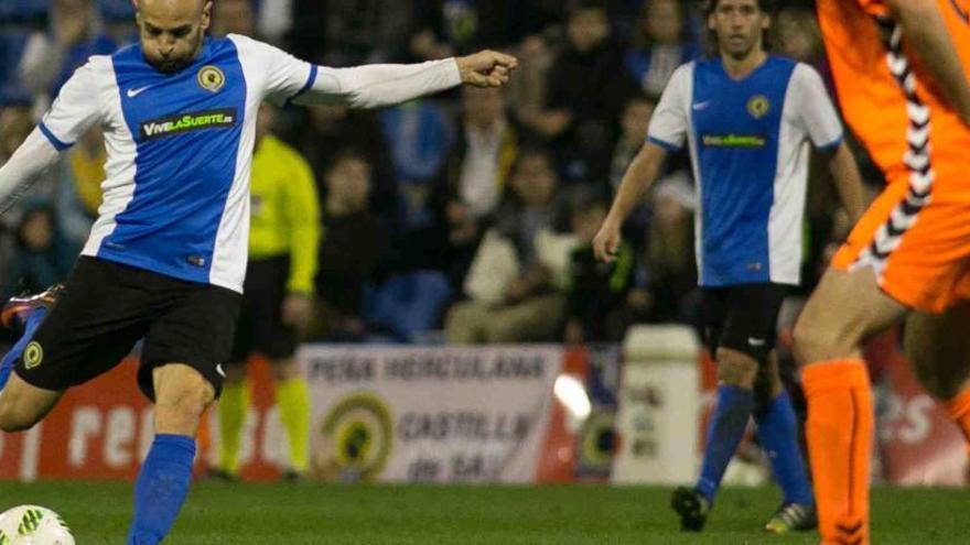 Chechu Flores arma la derecha para marcar el 2-0 ante el Gavà.