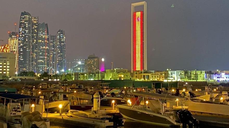 El edificio de la compañía de gas y petróleo con la bandera de España.