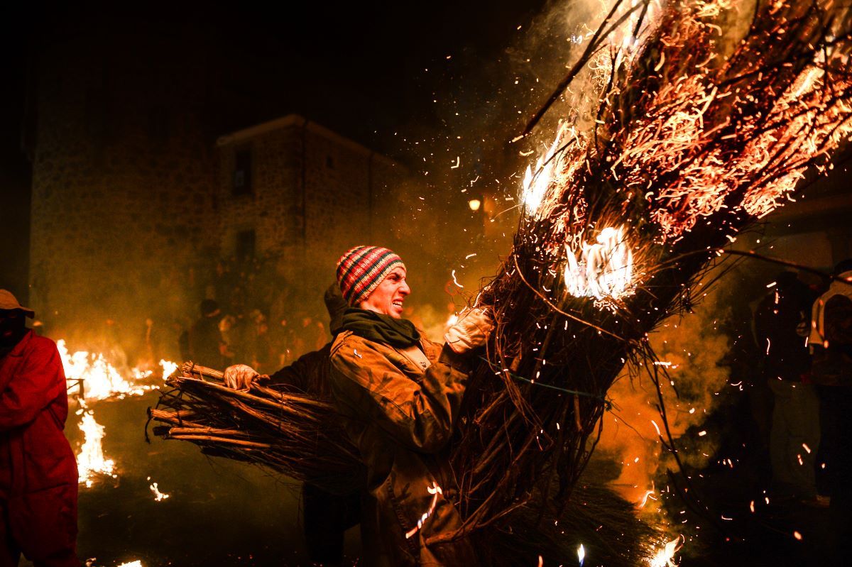 La provincia de Cáceres celebra el 'Día de la Pura' bajo el fuego