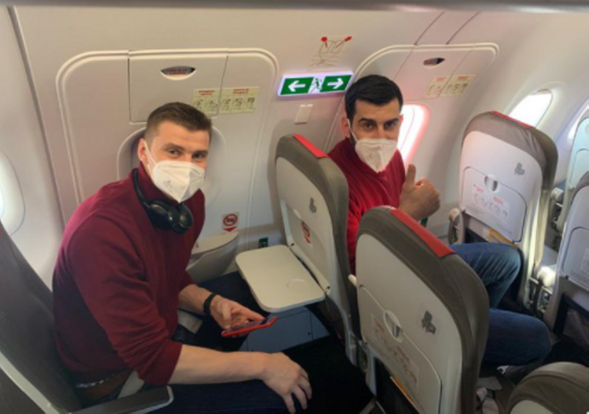 Los guardametas Sergey Hernández y Rodrigo Corrales, en el vuelo de la selección a Bratislava