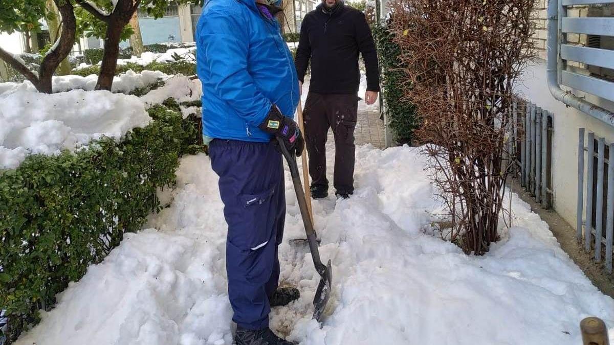 Antonio Arribas en uno de los turnos para retirar nieve del acceso a las viviendas.