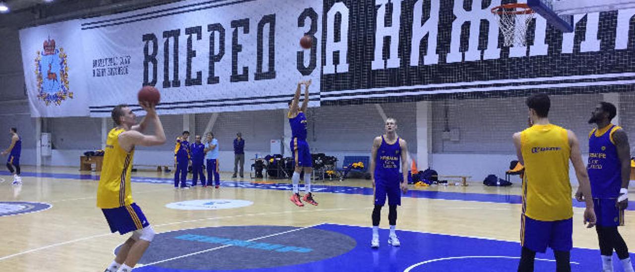 Pasecniks (i) y Kuric (al fondo) realizan ejercicios de tiro durante el entrenamiento de ayer en Nizhny Novgorod.