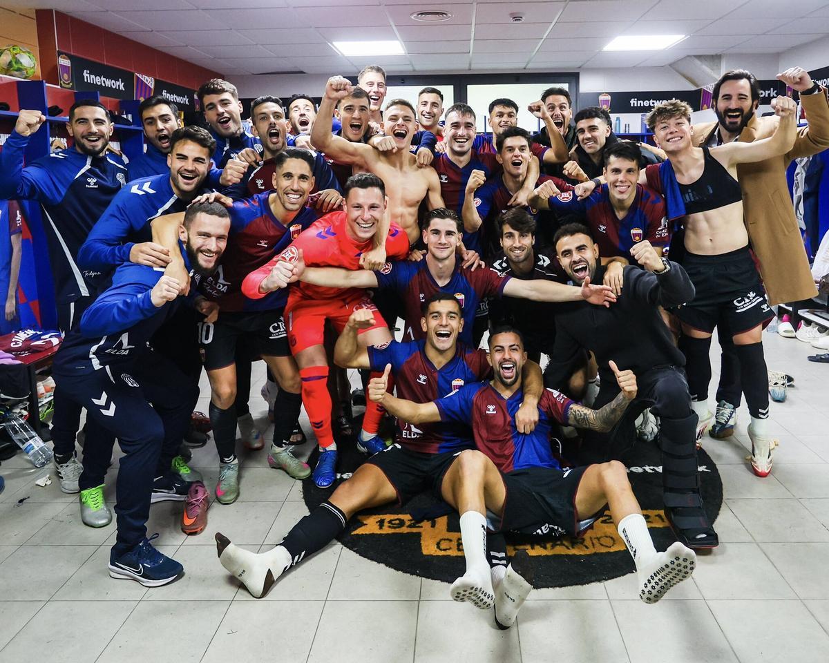 La plantilla del Eldense celebra en el vestuario del Nuevo Pepico Amat la última victoria de la temporada, frente al Betis B.