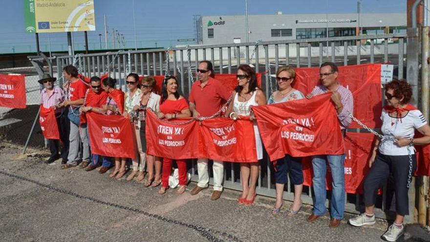 El alcalde se encadena en la estación del AVE para exigir su apertura