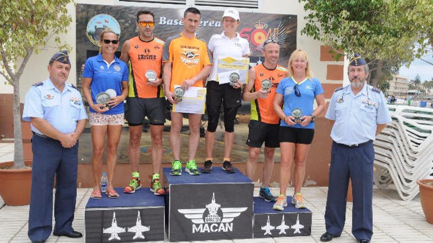 Podio conjunto de las dos primeras categorías de la XIII edición de la Media Maratón del Macan.