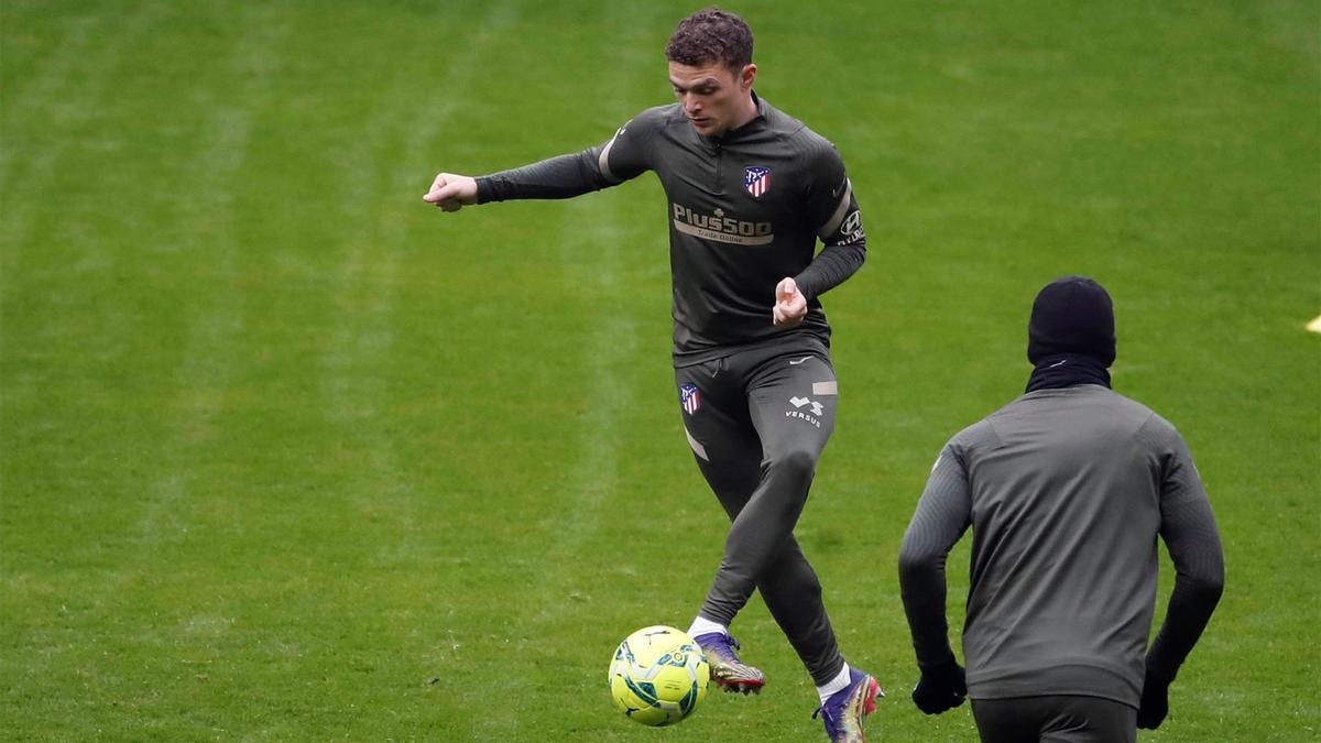 Trippier entrena con el Atleti pese a que no podrá jugar por la sanción de la FA