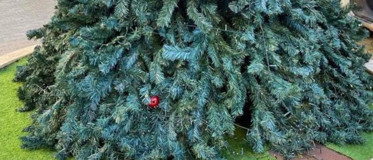 Un árbol de Navidad sin luces en Navarrés | AYUNTAMIENTO DE NAVARRÉS