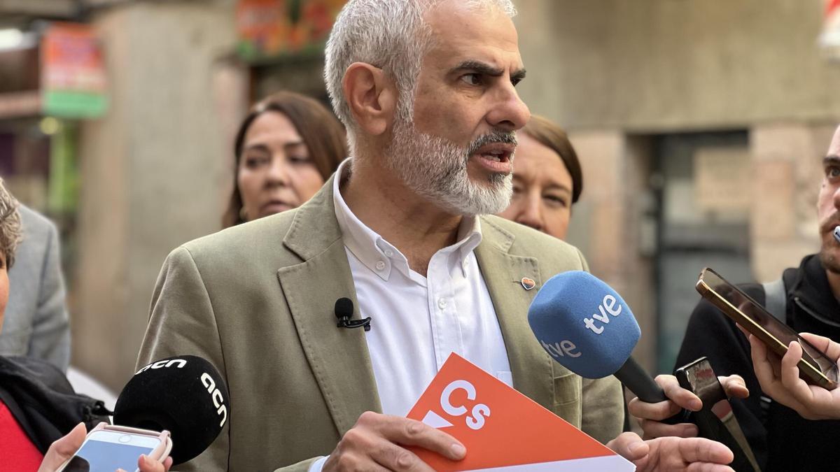 El candidat de Ciutadans, Carlos Carrizosa, atén els mitjans de comunicació al barri del Raval de Barcelona