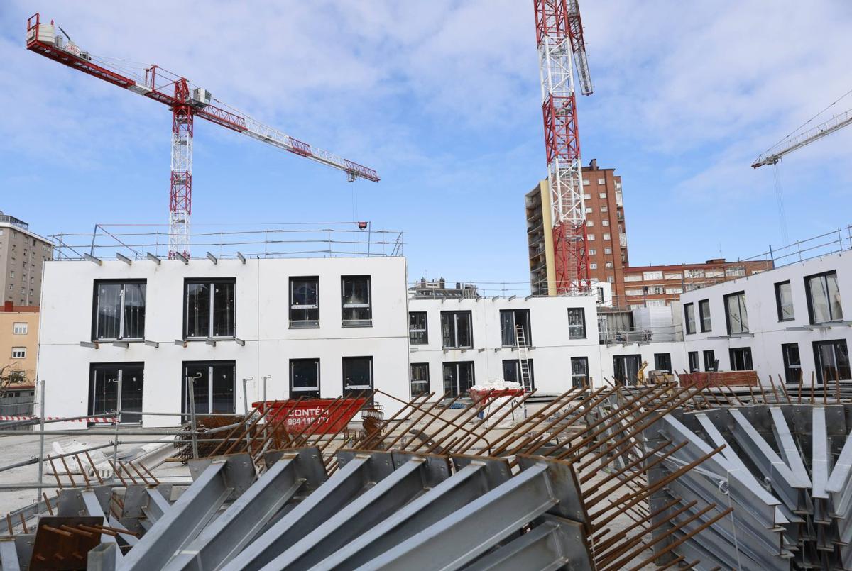 Recta final de obras de la promoción de Peritos.  | ÁNGEL GONZÁLEZ