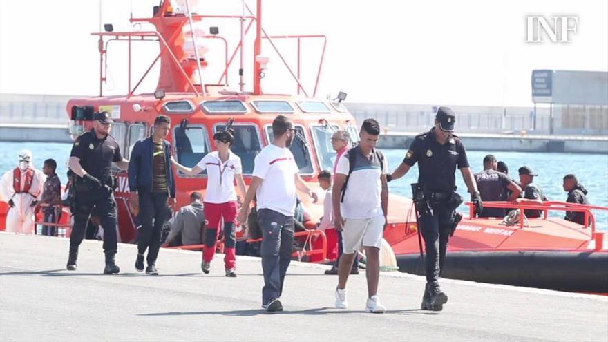 Rescatan a 21 personas a bordo de una barca neumática a 35 millas de la costa alicantina