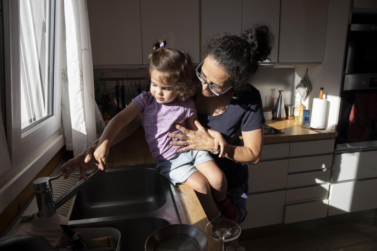 Ivanna Campos con su hija en casa donde les queda poca agua