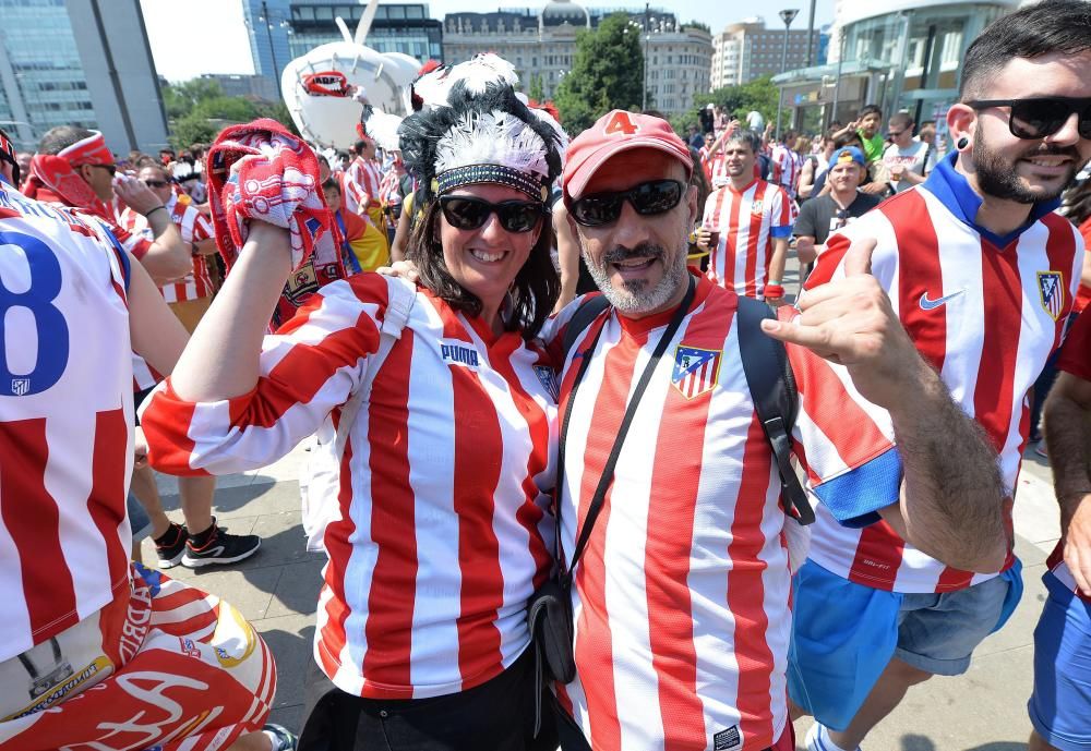 Las aficiones de Madrid y Atlético toman el centro de Milán en las horas previas al partido.