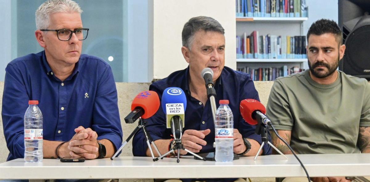José Miguel Campos, en el centro, en su presentación como entrenador del CD Cieza. | JOSÉ BERMÚDEZ