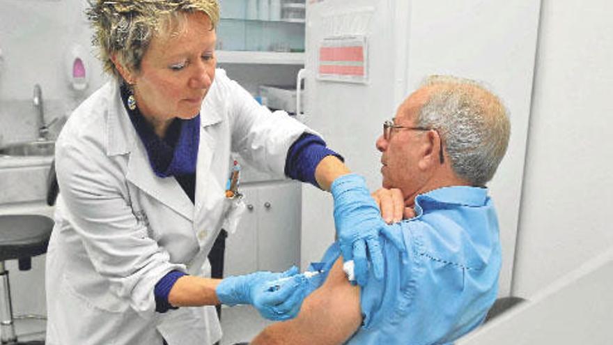 Una de las primeras personas vacunada ayer en el centro Fernando el Católico.