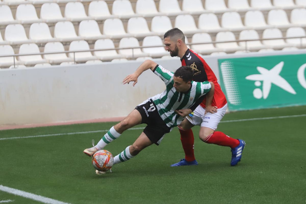 Las imágenes del derbi entre el Córdoba B y el Salerm Puente Genil