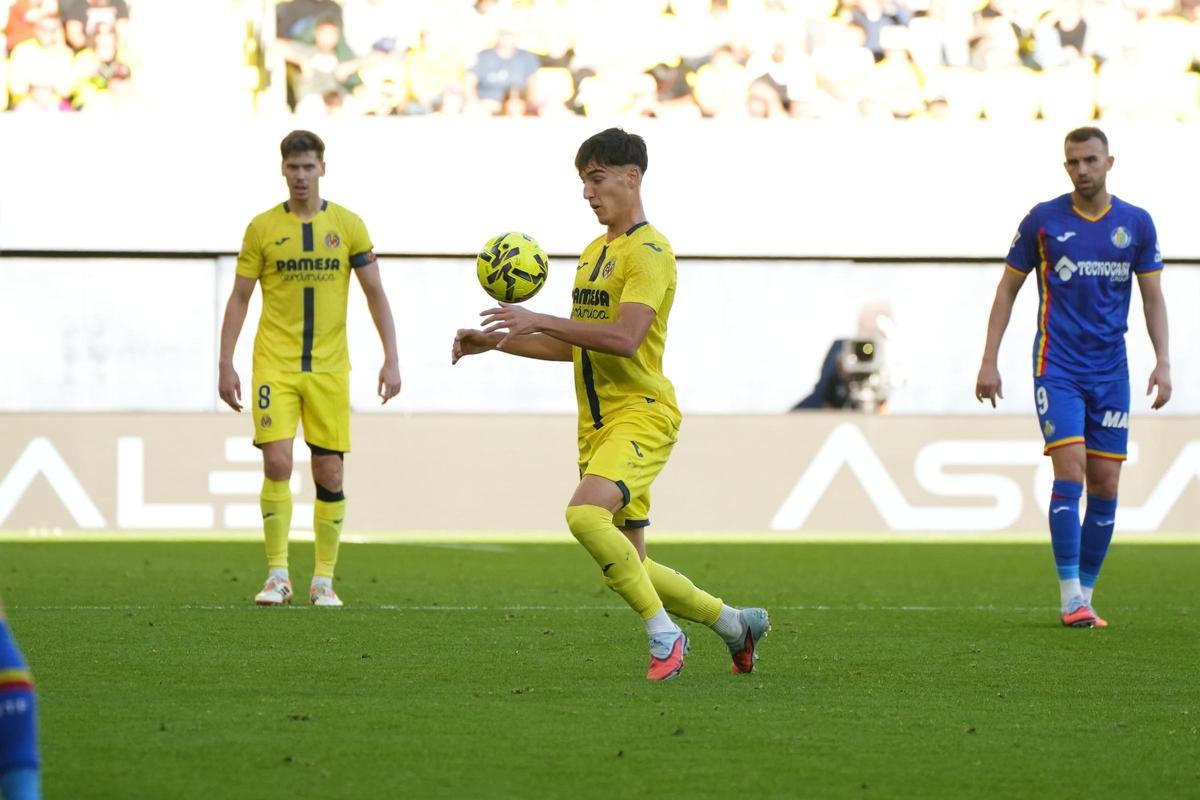El mediocentro ilicitano del filial Carlos Maciá debutó con el primer equipo del Villarreal.
