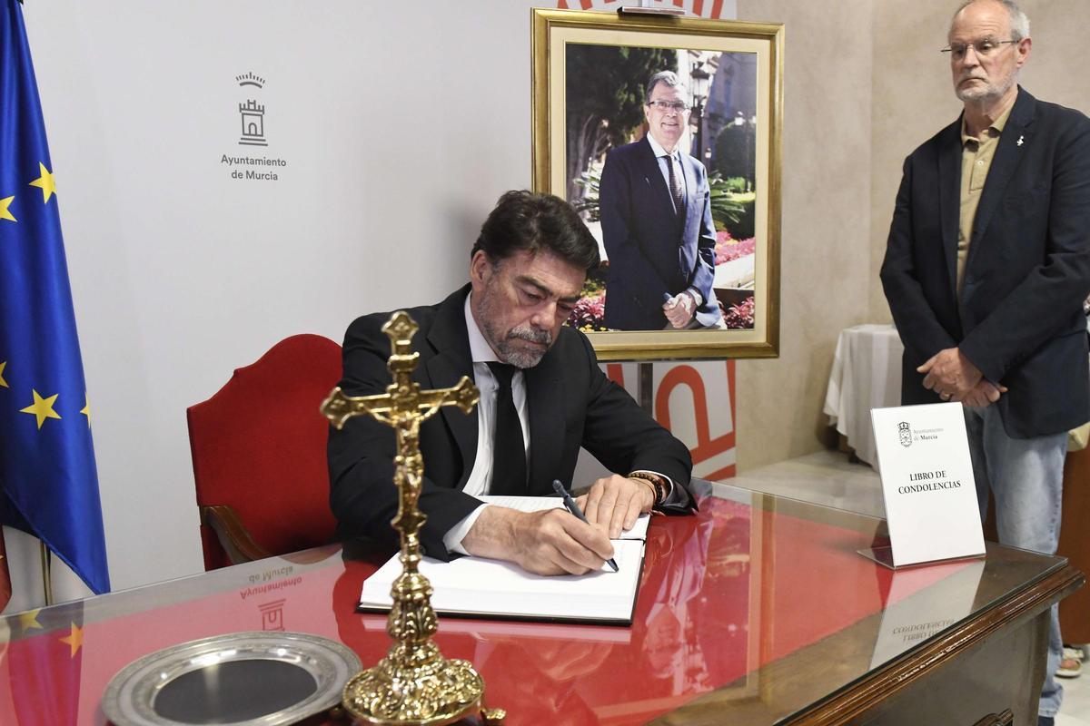 Las imágenes de la despedida a José Ballesta en la capilla ardiente instalada en el Salón de Plenos del Ayuntamiento de Murcia