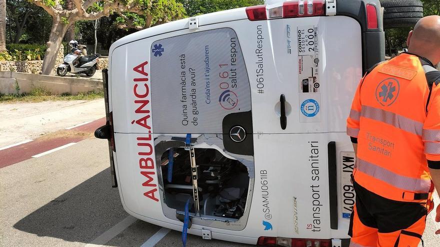 Una ambulancia con tres pacientes vuelca entre Sineu y Maria de la Salut