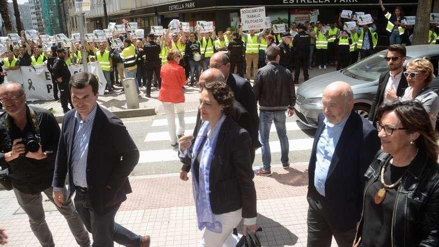 Magdalena Valerio, flanqueada por Gonzalo Caballero, Javier Losada y Maica Larriba, ayer durante un paseo por Pontevedra. // Rafa Vázquez