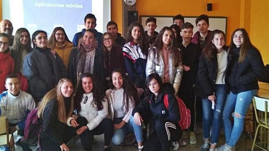 Arriba el grupo de alumnos formados y abajo el responsable de Punto Omega y el concejal de Bienestar Social (derecha).