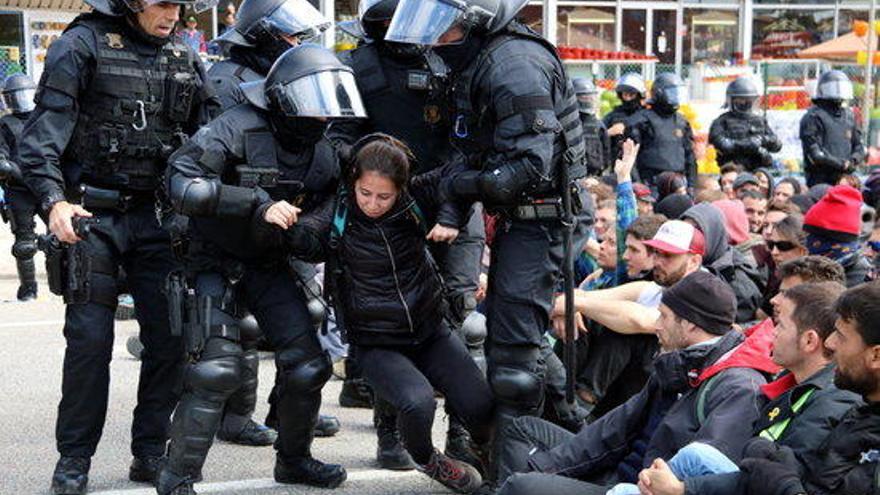 Els BRIMO desallotjant una manifestant.