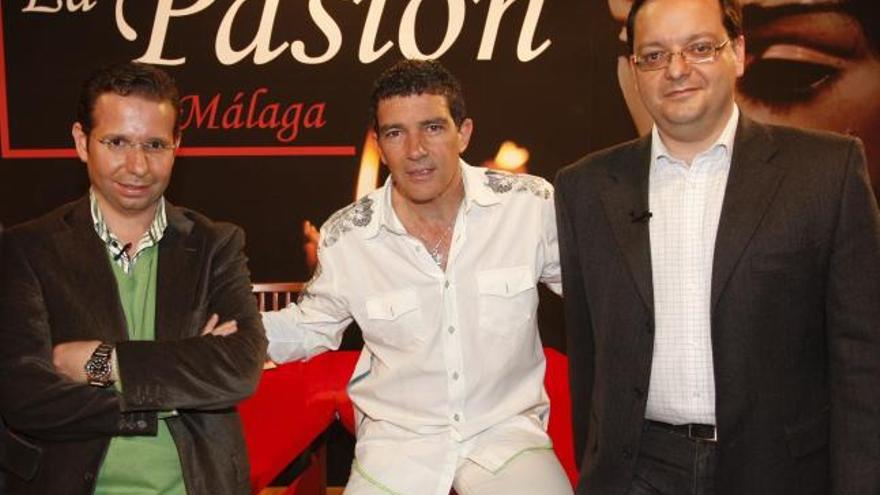 Miguel Ferrary (a la derecha de la imagen), junto a Antonio Banderas y el periodista de La Opinión de Málaga Ignacio A. Castillo.