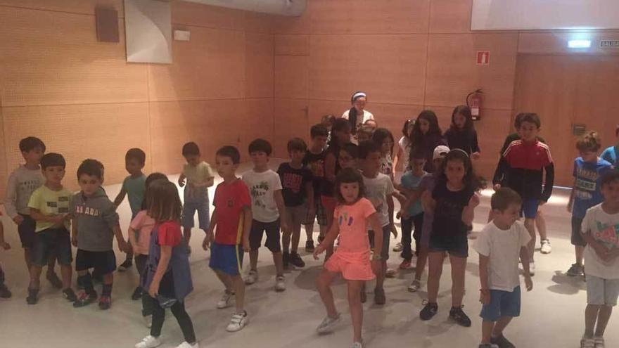 Los niños practican un baile en las instalaciones de Cogersa.