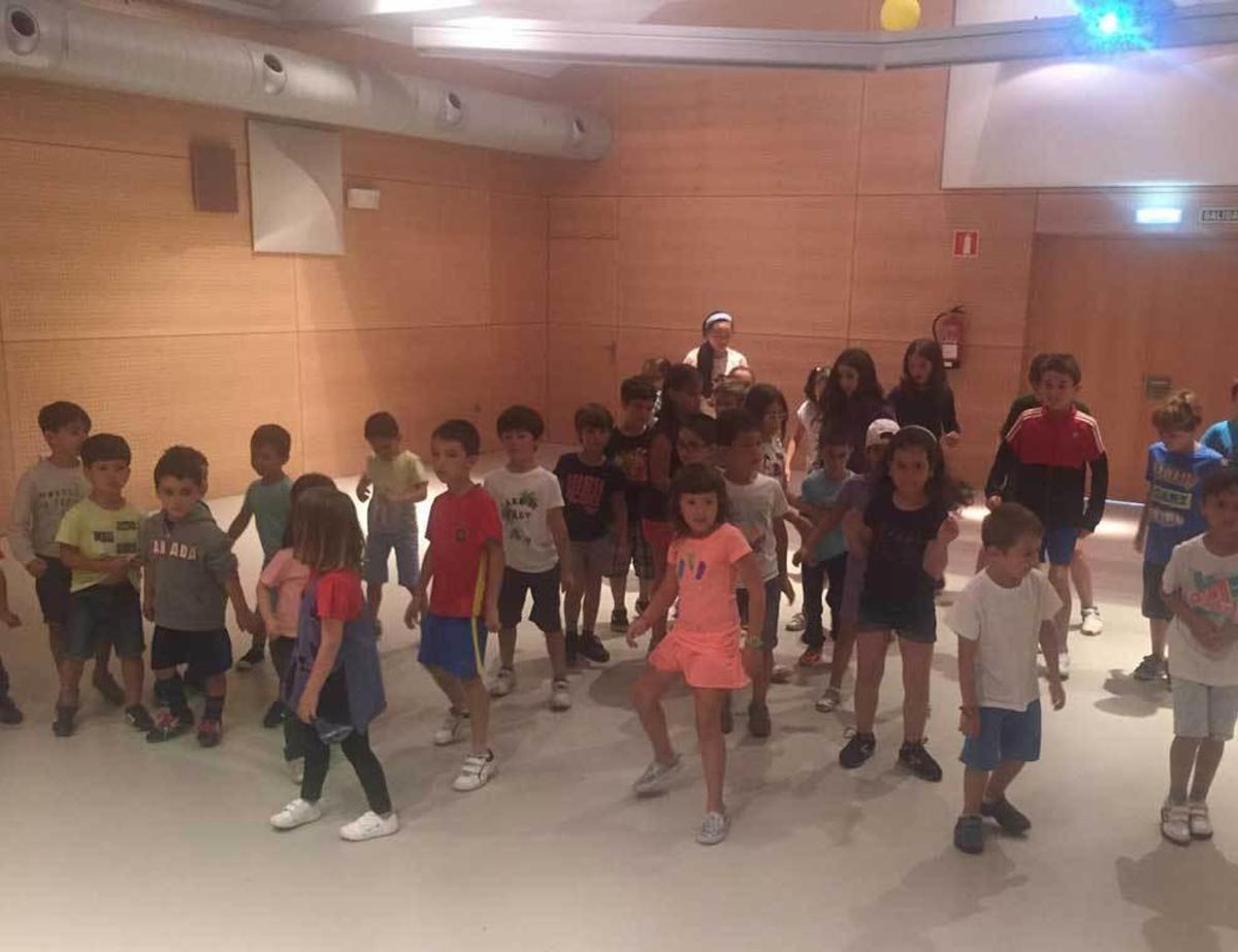 Los niños practican un baile en las instalaciones de Cogersa.