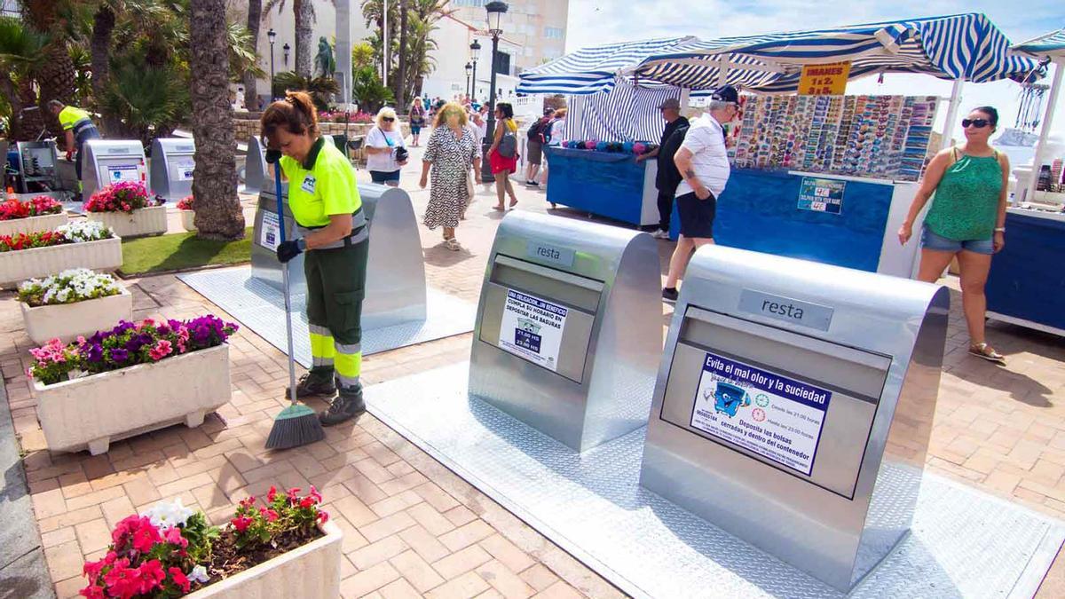 Una operaria limpia la plaza de la Senyoria en Benidorm.