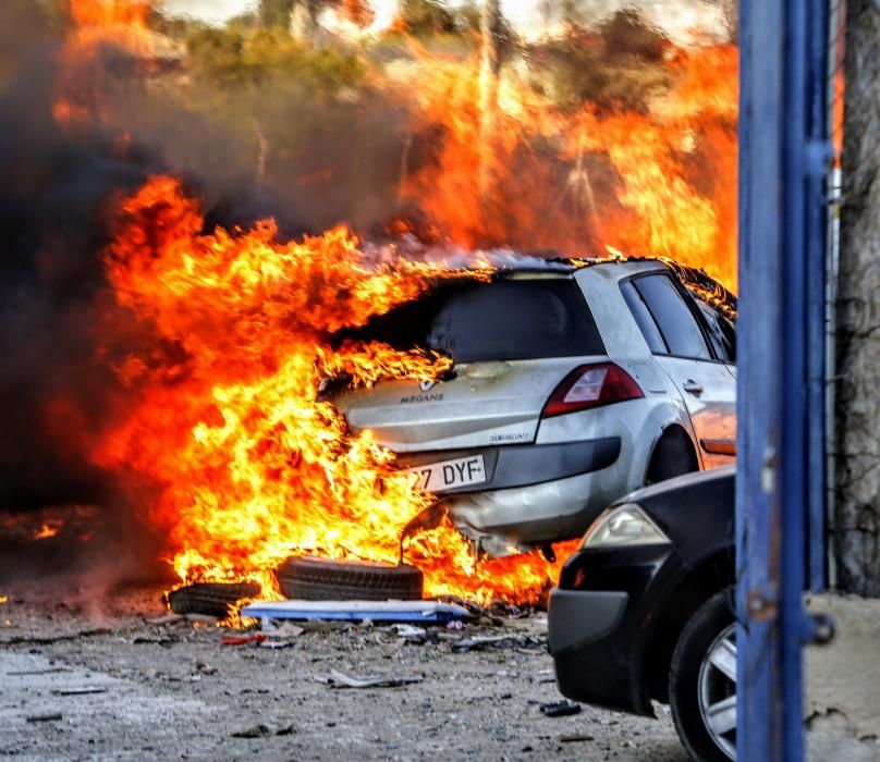 Las imágenes del incendio en un almacén de palés genera una gran columna de humo en Alicante.